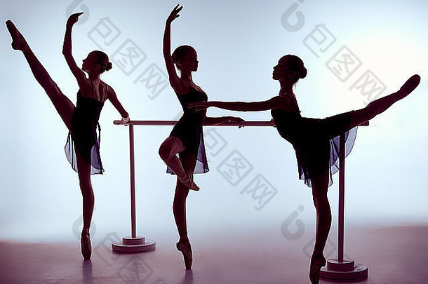 在吧台上伸展的芭蕾舞演员
