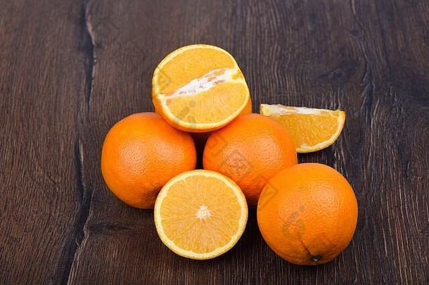 橙子，整片和切片，放在木桌上。<strong>预防感冒</strong>。健康的生活方式。