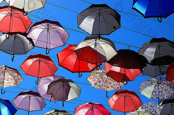 天空中有许多五颜六色的雨伞