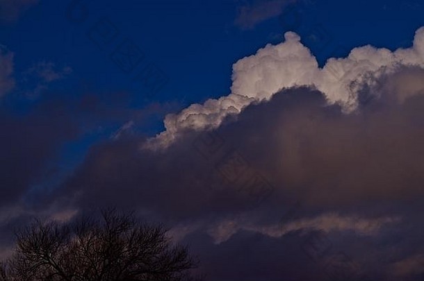 雷暴云在德克萨斯州峡谷上空形成电力。
