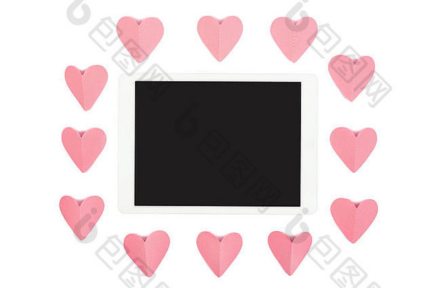 在白色背景上隔离空白屏幕并带有粉色剪纸心形图案的平板电脑