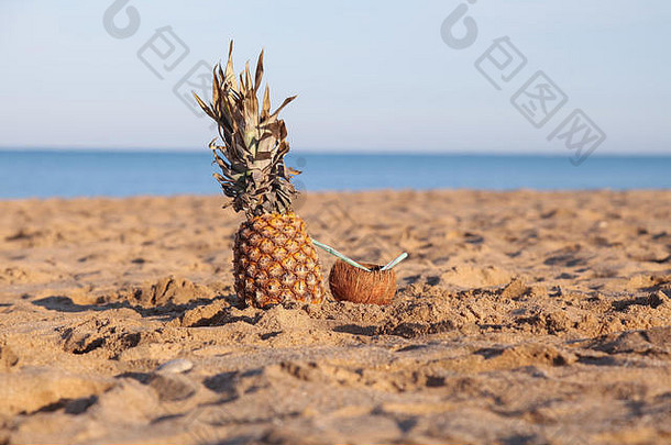 沙滩上的菠萝椰子鸡尾酒