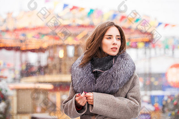 肖像年轻的浅黑肤色的女人女人灰色的外套皮毛领红色的广场中心莫斯科