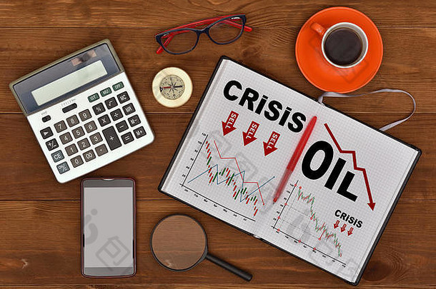 笔记本中的石油危机概念图和桌面上的业务元素