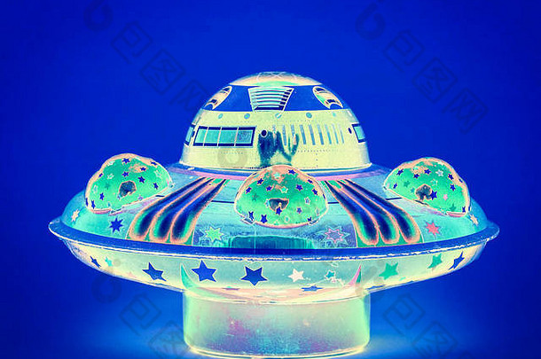 超现实主义飞碟玩具在明亮的蓝色abstract图像
