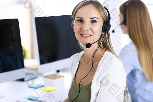 呼叫中心接线员工作时的肖像。一群人戴着耳机随时准备帮助客户。商业概念