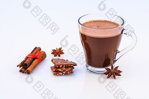 热巧克力配牛奶、肉桂、茴香和焦糖。