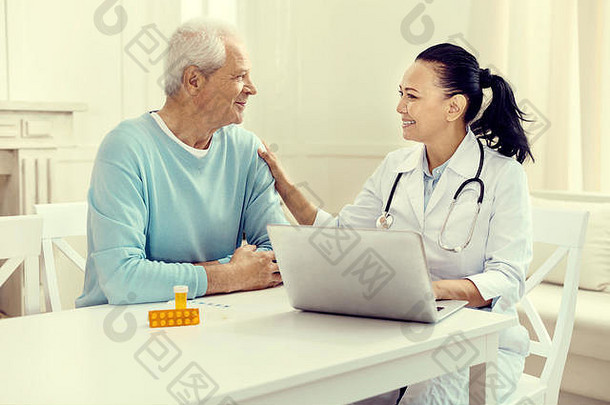 面带笑容的医生对老年病人微笑