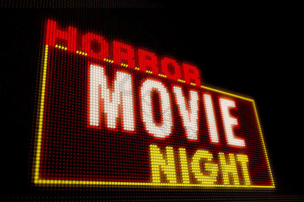 恐怖电影之夜复古介绍在大像素霓虹灯显示屏上照亮字母。灯泡显示屏上的明亮灯光文本。娱乐活动广告