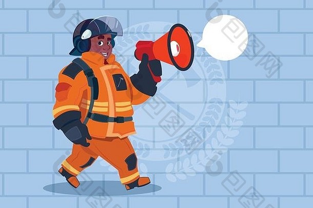非裔美国消防员用扩音器讲话，身穿制服，头戴头盔，以砖为背景的成年消防员