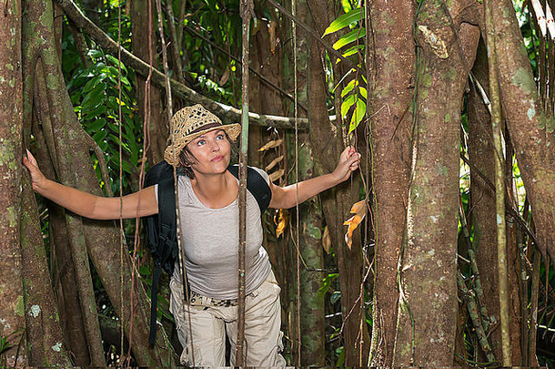 中年妇女在热带森林徒步旅行