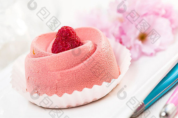 樱花粉红覆盆子慕斯甜点特写