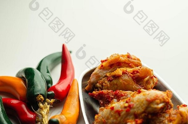 生的和新鲜的鸡翅在siriracha腌料中，准备烧烤