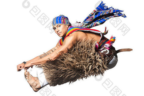 厄瓜多尔舞蹈演员，穿着安<strong>第</strong>斯山脉的传统服装，表演跳伞美洲驼或羊驼长裤，在白色背景上拍摄