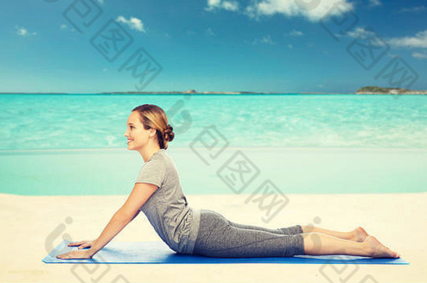 海滩上做狗式瑜伽的女人