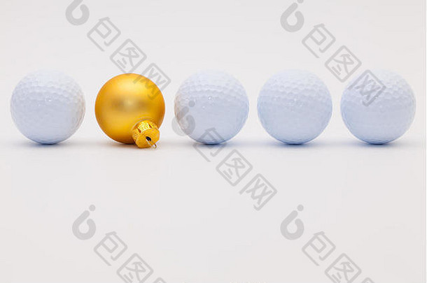 白色背景上的高尔夫球和金色圣诞装饰