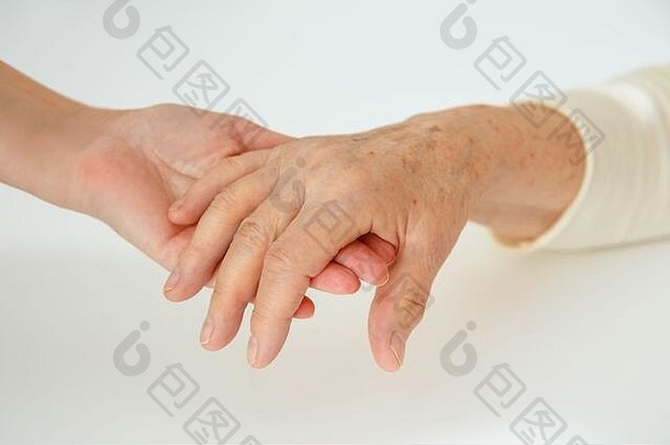 伸出援手，关爱老人的理念。医生的手握住女人的手