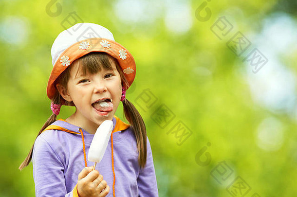带冰淇淋的小女孩