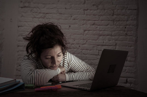过度劳累累了女学生工作晚些时候晚上移动PC秋天睡着了使努力集中注意力研究