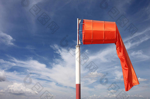设备防风罩在蓝天背景下检查白天的风向。