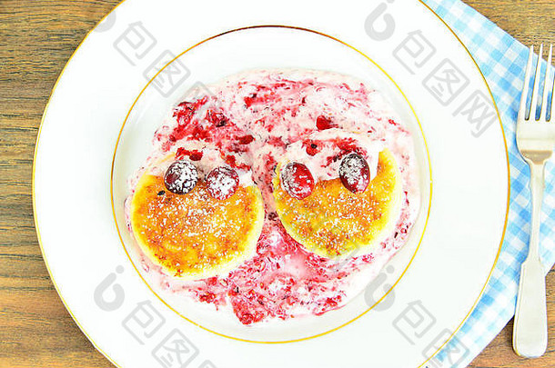 美味健康的食物：美味的小红莓芝士蛋糕。