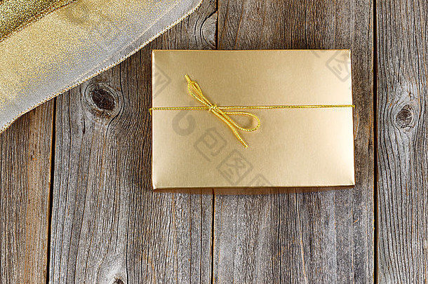 金颜色包装礼物盒子丝带乡村木假期概念给