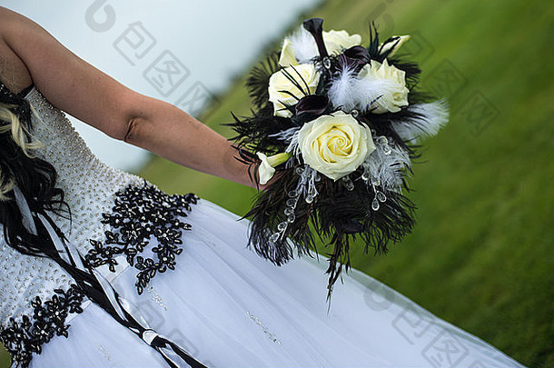 新娘手持花束。