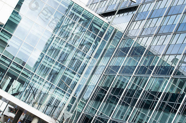 城市办公楼玻璃立面的对角线图像