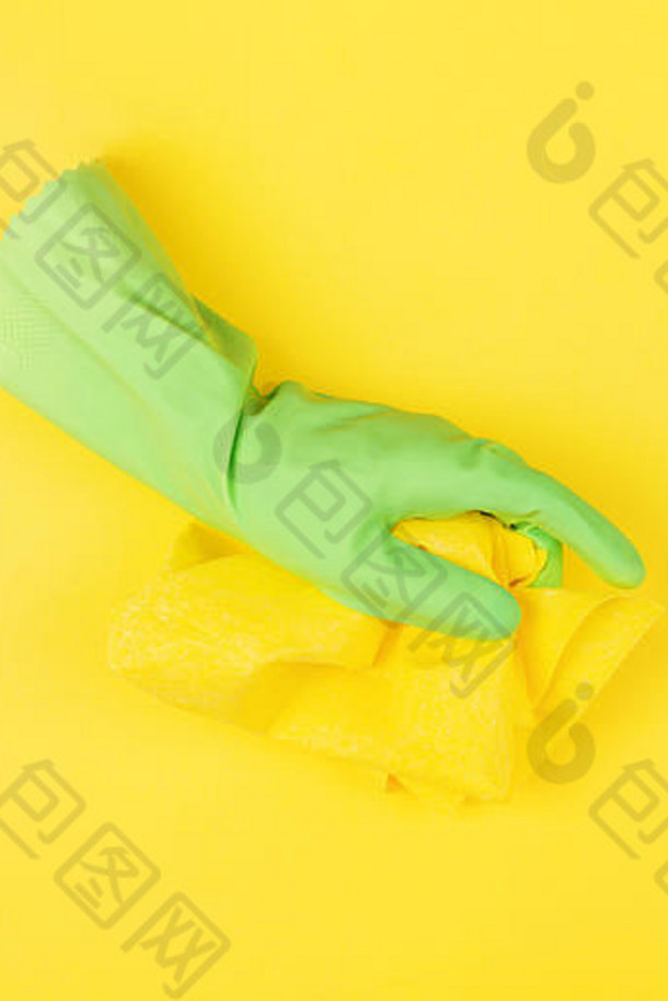 绿色橡胶保护手套黄色的破布黄色的背景清洁概念手套手