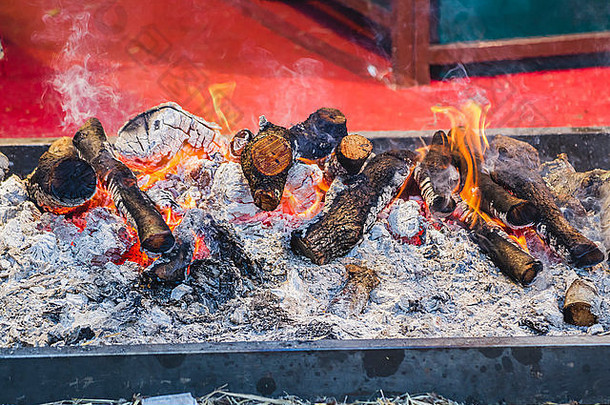 西班牙中世纪集市上的香肠和羊肉烧烤
