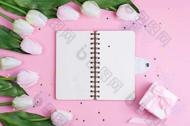 粉彩郁金香，带笔记本和礼品盒，粉红色背景，带星星，空间