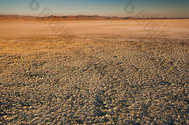 美国犹他州大盆地沙漠干湖塞维尔湖底部的盐沉积