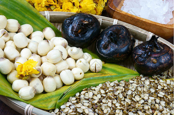 越南食品，甜<strong>莲子粥</strong>，配料：莲豆，绿豆，菱角和糖果。越南甜点