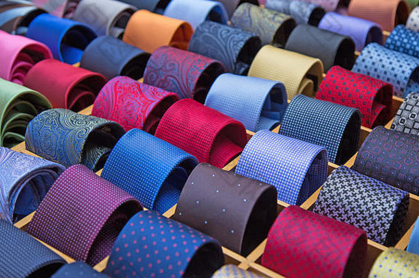 色彩斑斓的领带集合男人的商店