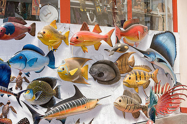 五颜六色的彩绘木鱼在巴西作为旅游纪念品出售