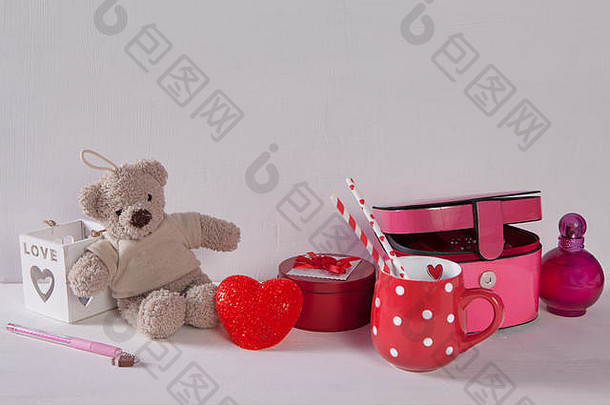 <strong>情人节</strong>明信片，印有泰迪熊、圆点装杯子、白木背景灯和棺材