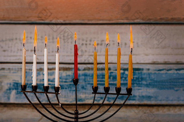 犹太人假期光明节烛台传统的枝状大烛台燃烧蜡烛