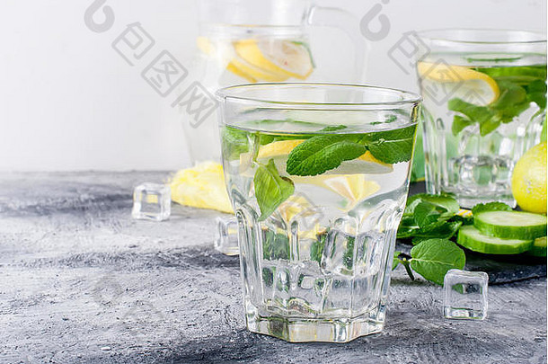 清爽的黄瓜鸡尾酒、<strong>柠檬</strong>水、解毒水装在灰色背景的玻璃杯中。<strong>夏日饮</strong>料。