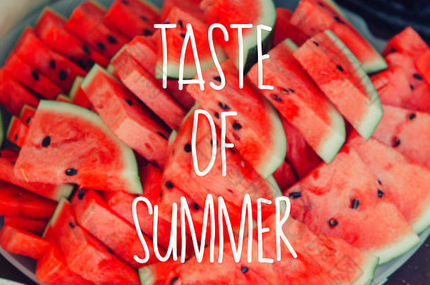 文字：抽象模糊背景下的夏日味道，新鲜成熟的红西瓜片。