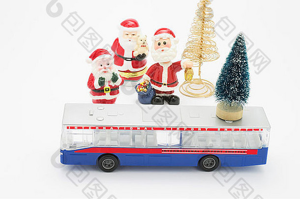 带玩具巴士的圣诞雕像和圣诞树