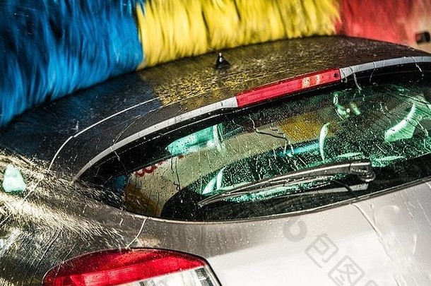 现代汽车中的自动刷洗车。特写照片。车辆清洁。