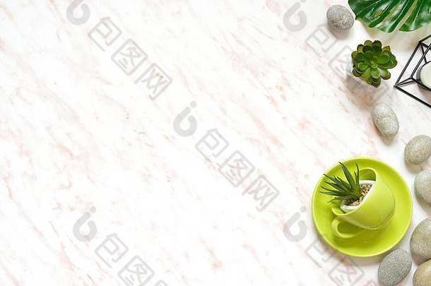 平躺有创意的彩色的大理石桌子上绿色杯石头美美的背景