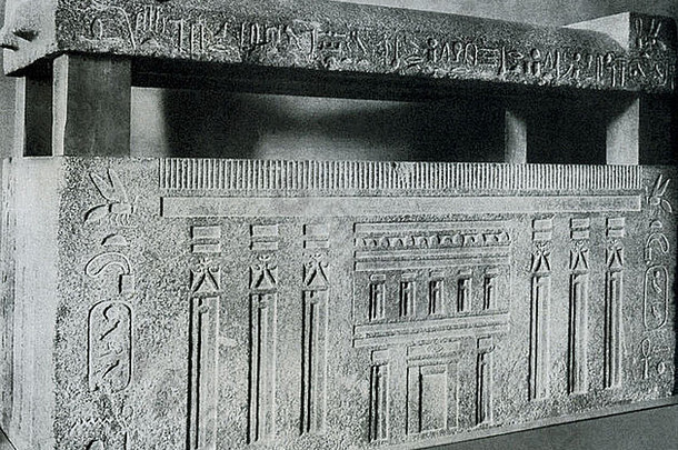 这座来自吉萨的红色花岗岩石棺呈房屋形状，是送给乌瑟卡夫手下的音乐总监丘福安奇的。