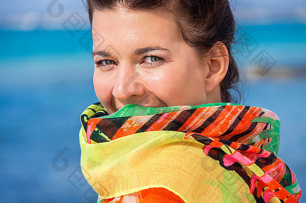 穿着比基尼，肩上围着彩色围巾的年轻漂亮活泼的女士在家里享受炎热的夏日