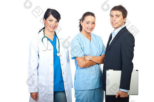 两名医生、一名妇女和一名商人拿着笔记本电脑站成一排，在白色背景上面带微笑