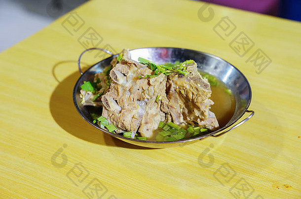 泰国曼谷foodstreet foodtruck店的酸辣猪肉排骨汤，泰国汤式。