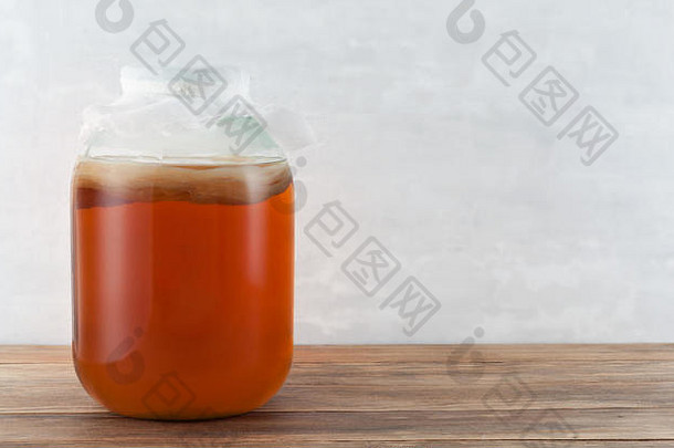 自制的发酵喝红茶菌玻璃Jar木表格健康的有机发酵益生菌喝医疗保健概念背景
