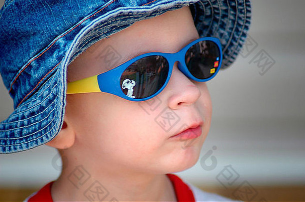 20个月大的真人男孩-戴着蓝色帽子和太阳镜的婴儿，还有一些是美国加利福尼亚州5号的妈妈