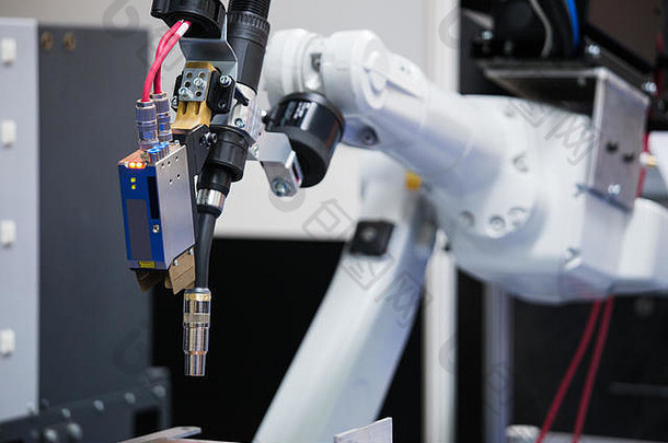 自动焊接机器人现代工厂操作