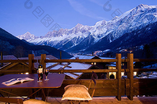 视图晚上的小木屋阳台夏蒙尼<strong>雪</strong>封顶阿尔卑斯山脉
